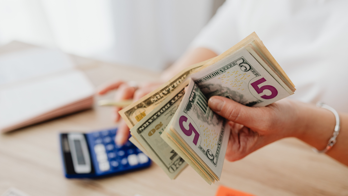 El décimo cuarto sueldo o bono escolar equivale al salario básico unificado en Ecuador.