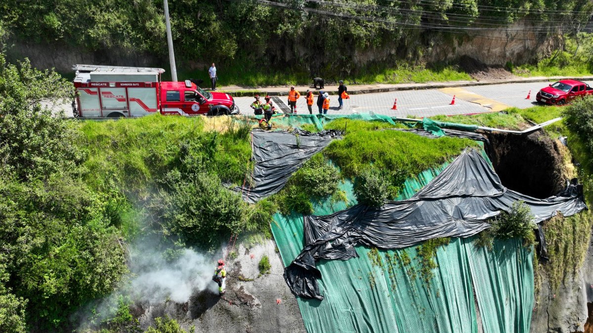 Deslizamiento en la antigua vía a Nayón moviliza a autoridades de Quito y genera cierre vial.