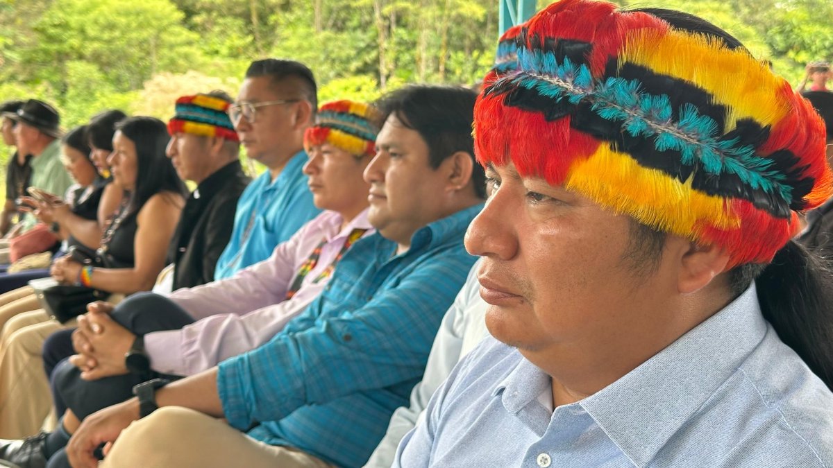 Marlos Vargas (primer plano) es el presidente de la Confederación de Nacionalidades Indígenas del Ecuador.