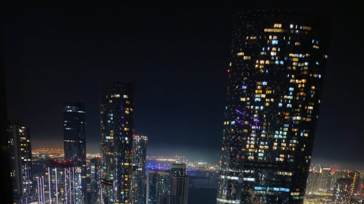 La tensión se vive en Abu Dabi tras los ataques, mientras residentes extranjeros como Chacón esperan que la situación se normalice.