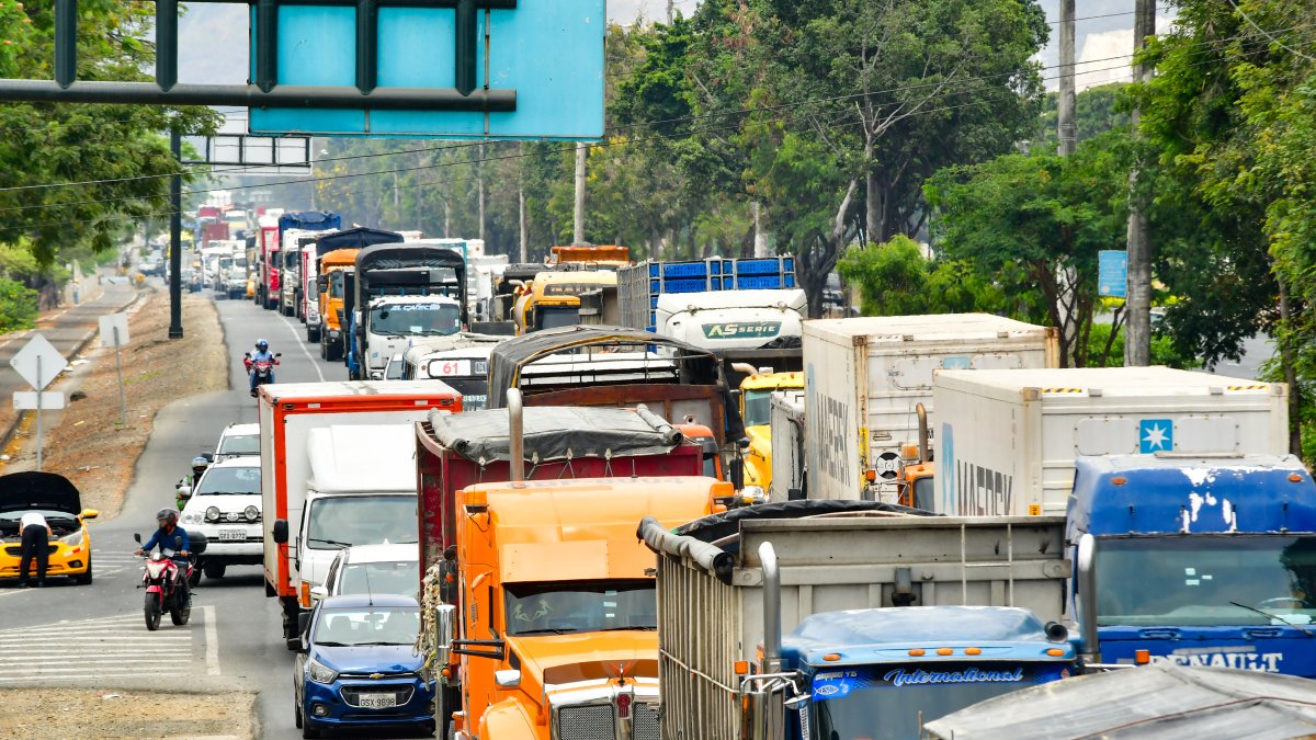 Una foto referencial del trabajo de los trailers para movilizar productos de Ecuador a Colombia.