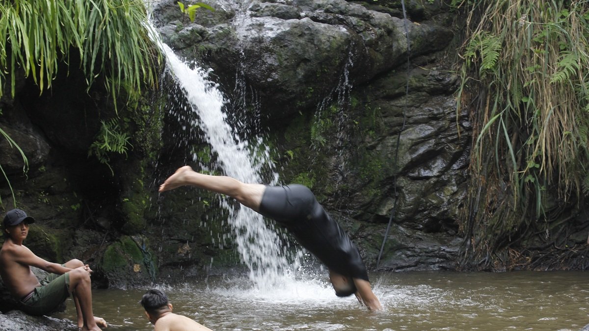 Ciudadanos disfrutan de una cascada en el interior del cerro Azul, en el oeste de Guayaquil.