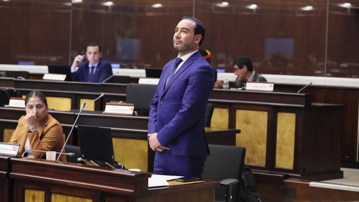 Juan Andrés González, coordinador de bloque de la Revolución Ciudadana, afirma que enfrenta la persecución.