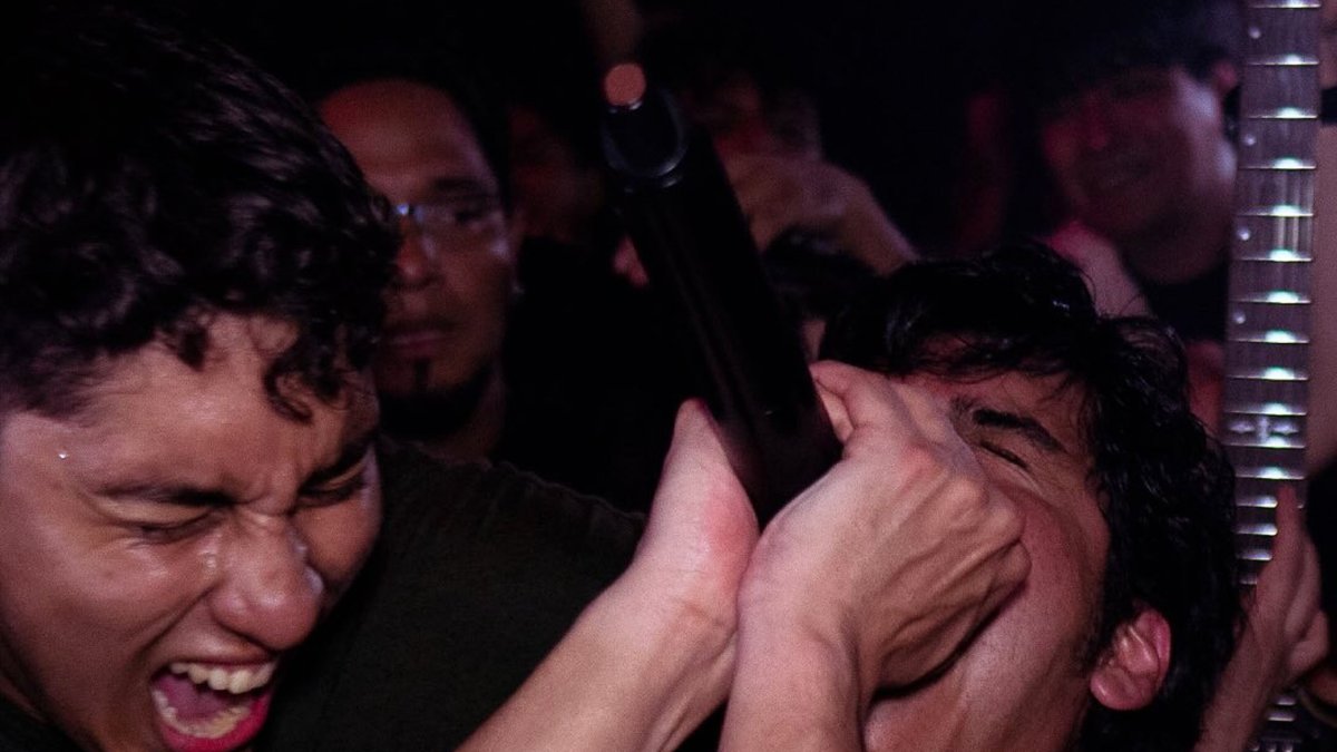 Público y músicos, en un solo grito durante un show en vivo en Atrako, centro cultural que ofrece sala de ensayo, estudio de grabación y venue para espectáculo en vivo.
