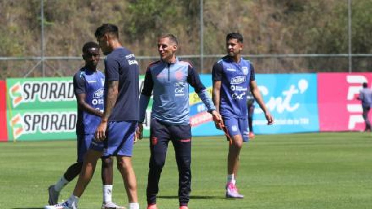 El entrenador de la selección de Ecuador, Sebastián Beccacece (c), va definiendo la lista de 26 jugadores que disputarán el próximo Mundial.