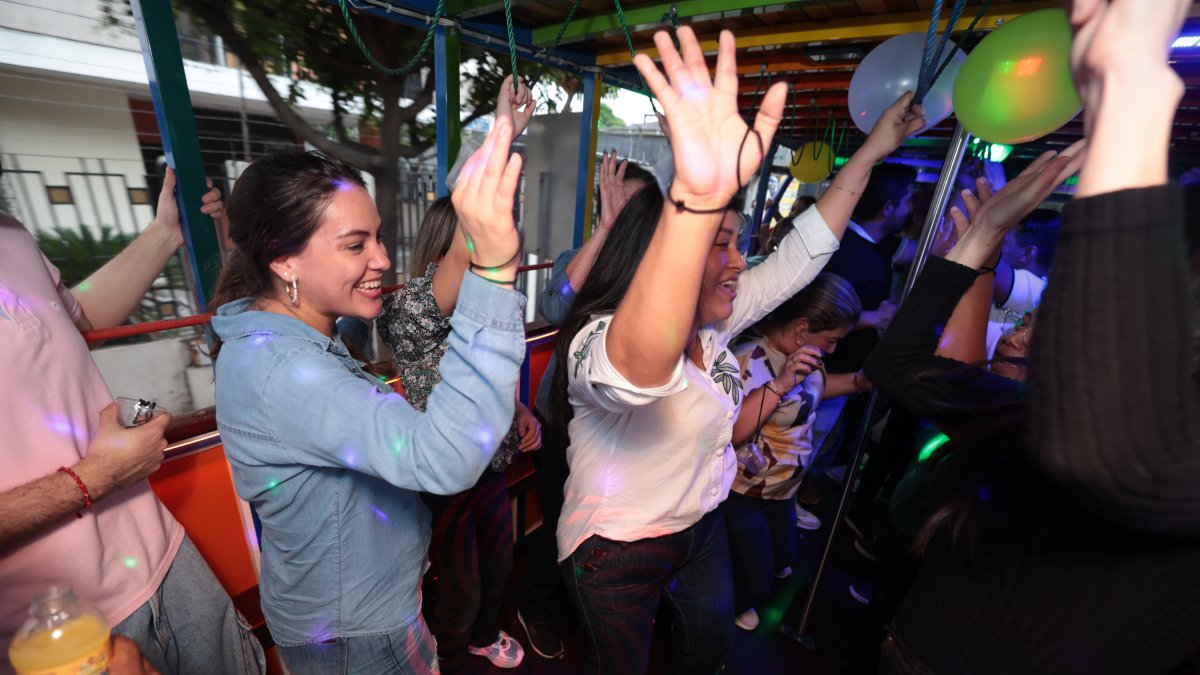 Pasadas las 17:00 de un día cualquiera, un grupo de personas disfruta a bordo de una de las chivas que recorren Guayaquil.