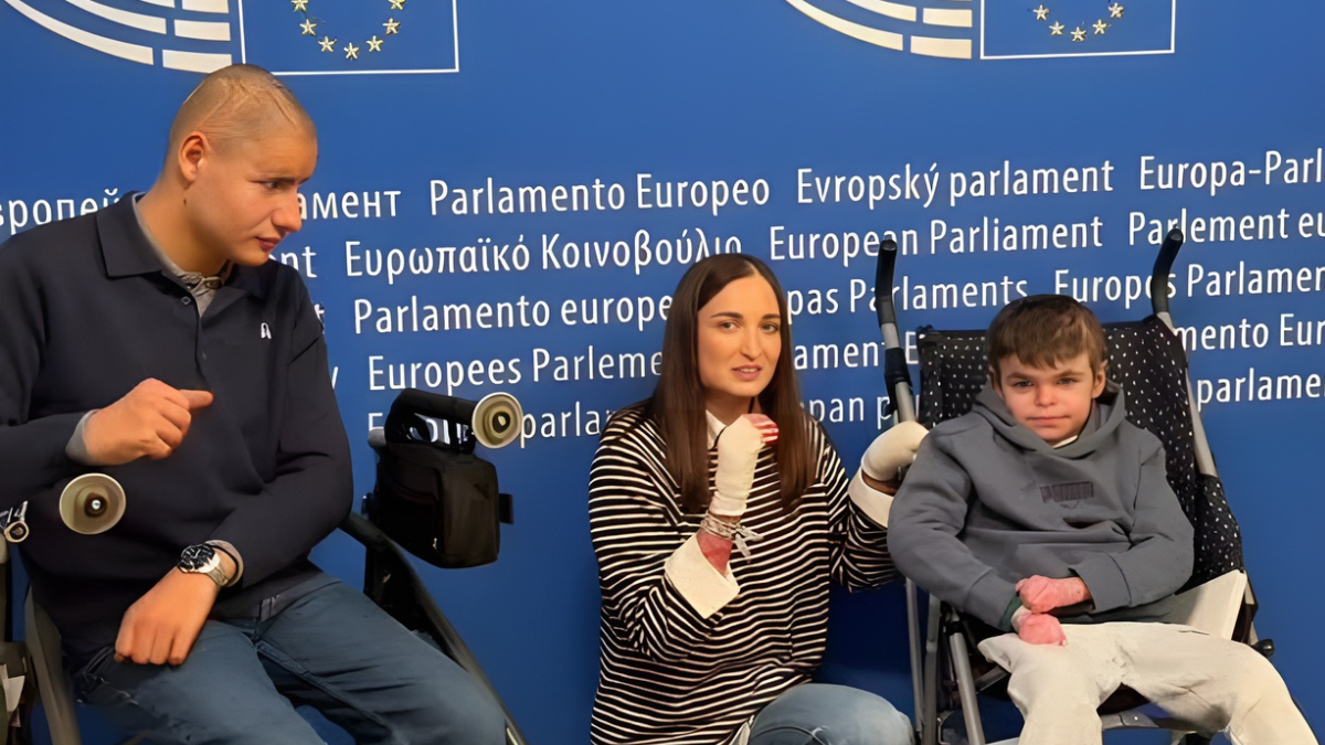 Leo, junto a dos acompañantes, expuso su pedido de tratamiento de 20 millones de dólares ante el Parlamento Europeo.