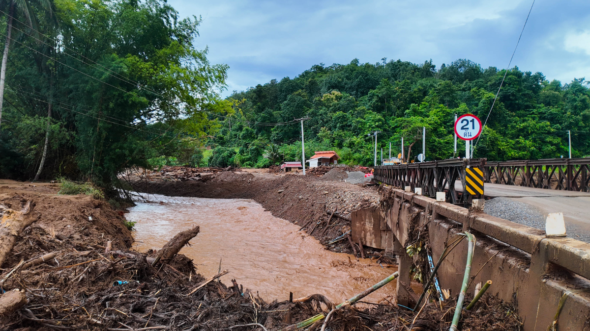 Imagen referencial: un puente dañado por las lluvias refleja la emergencia que obliga a familias de Zaruma y Portovelo a evacuar en El Oro.