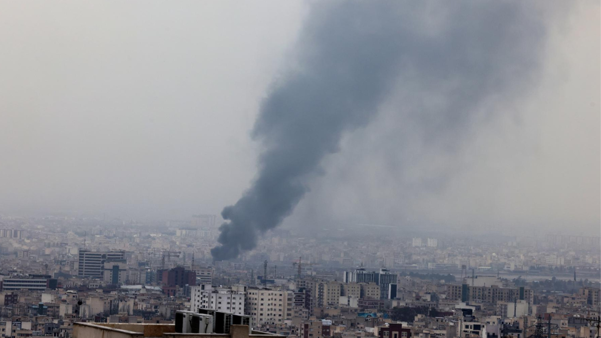 Columna de humo se eleva en una zona urbana tras incidentes registrados en Oriente Medio.