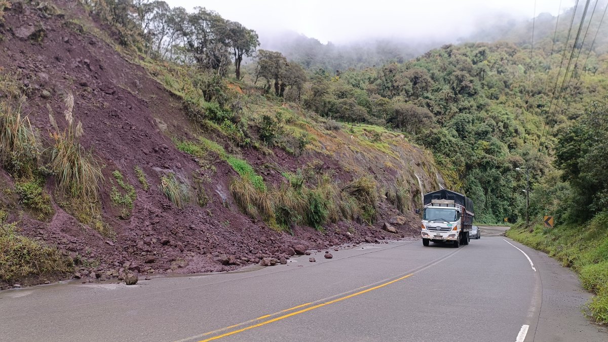 Al menos 15 puntos de la vía Cuenca- Molleturo- El Empalme registran daños por derrumbres, socavones, caída de rocas y acumulación de agua.