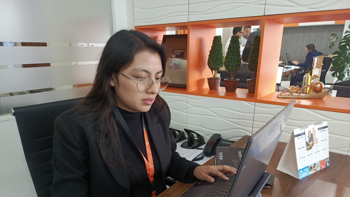 La creadora de contenido para adultos Amaranta Hank hablando durante la presentación del festival de Arte Erótico, en Bogotá (Colombia).
