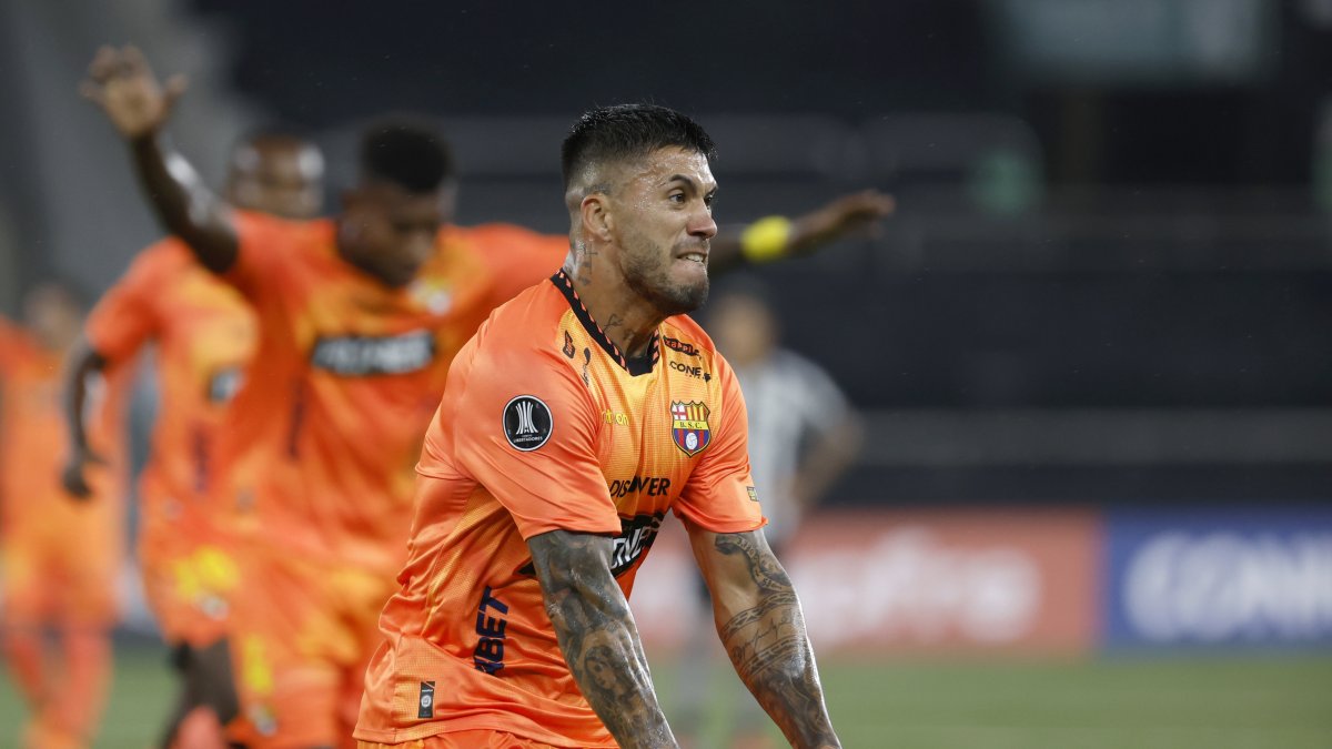 Milton Céliz de Barcelona SC celebra un gol este martes, en un partido de clasificación por la Copa Libertadores entre Botafogo y Barcelona SC en el estadio Olímpico Nilton Santos en Río de Janeiro.
