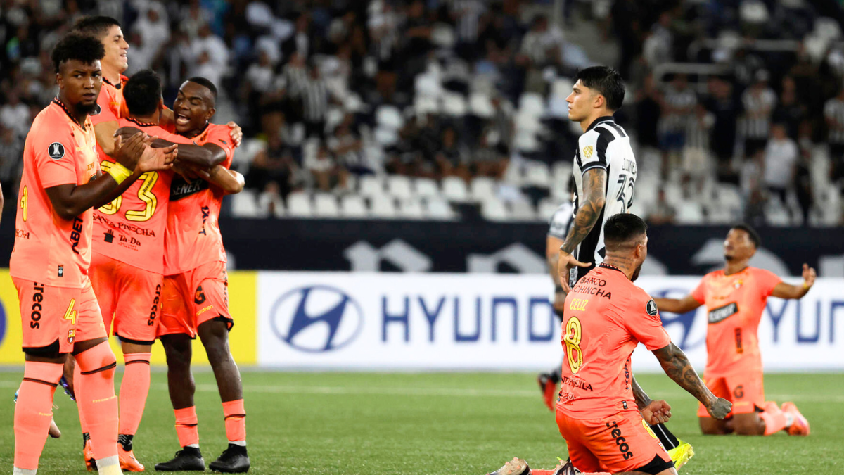 Jugadores de Barcelona celebran la clasificación a la fase de grupos.