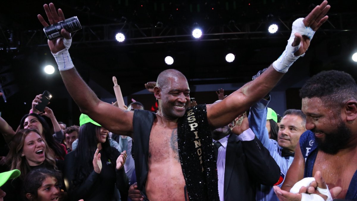 El festejo de Dinamita Espinoza tras ganar el último combate de su carrera.