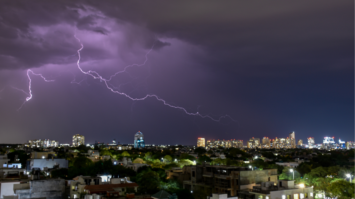 Referencial. Un rayo ilumina el cielo nocturno sobre la ciudad, mientras Inamhi advierte tormentas y lluvias en la Costa y Amazonía este 19 de febrero