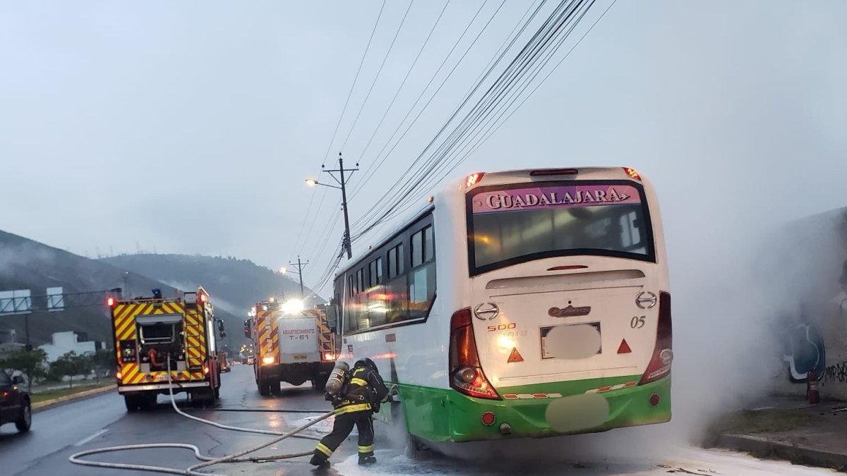 Un bus de transporte público se incendió en el sector de Pomasqui.