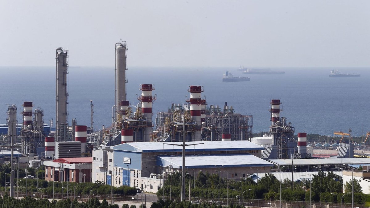 Refinería petroquímica en los alrededores del yacimiento de gas natural South Pars cerca de Assalouyeh, Irán.