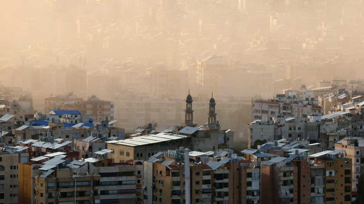 El humo se eleva tras un ataque aéreo israelí en Dahieh, en los suburbios del sur de Beirut, Líbano, 10 de marzo de 2026