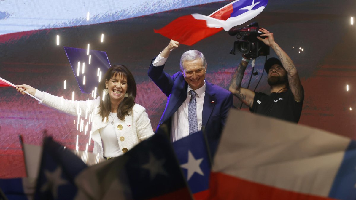 Fotografía de archivo del presidente electo José Antonio Kast tras ganar la elección presidencial, en Santiago (Chile).