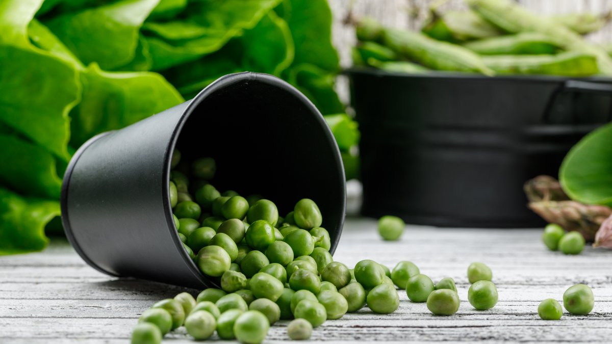 Un tazón de arvejas frescas aporta toda su fibra y energía natural