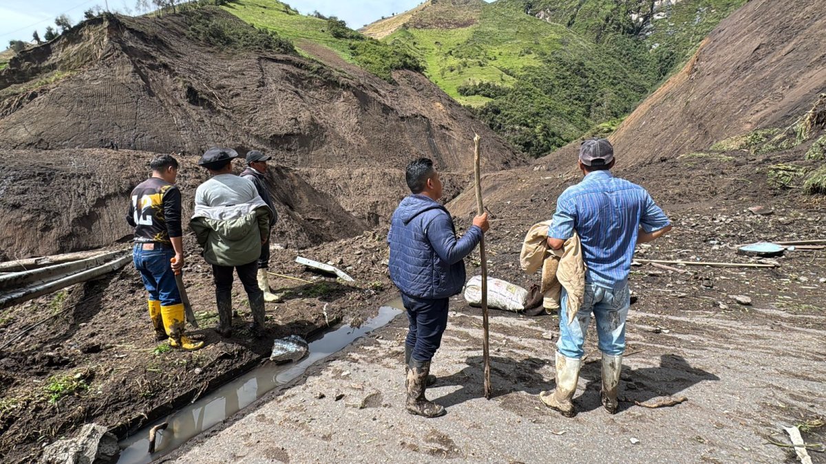 Hasta la zona donde se registró el aluvión llegaron comuneros y organismos de socorro a realizar labores de búsqueda.