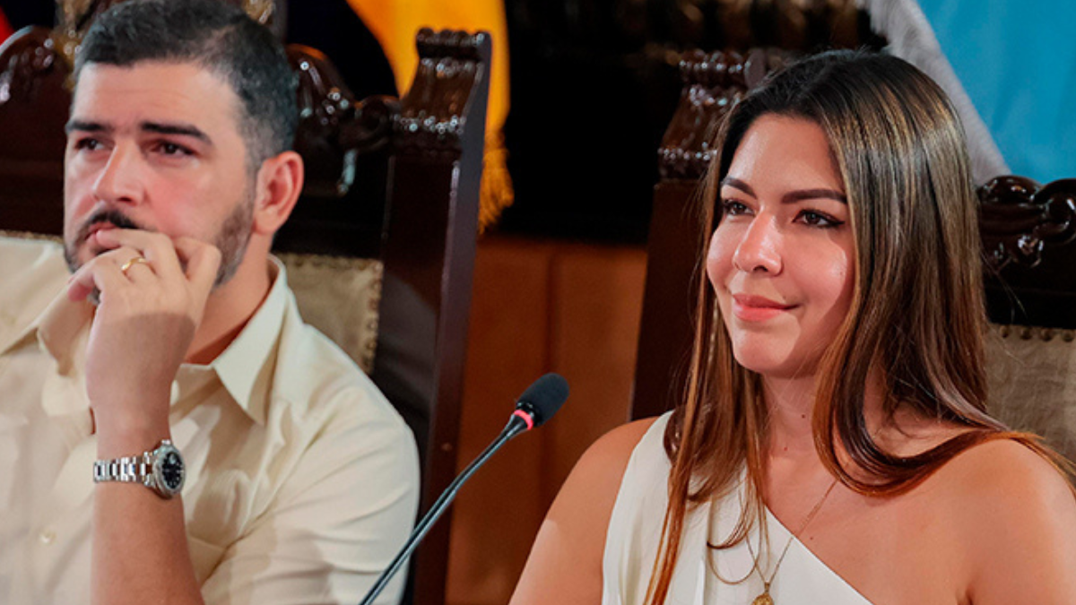 Tatiana Coronel junto a Aquiles Álvarez en el Municipio de Guayaquil.