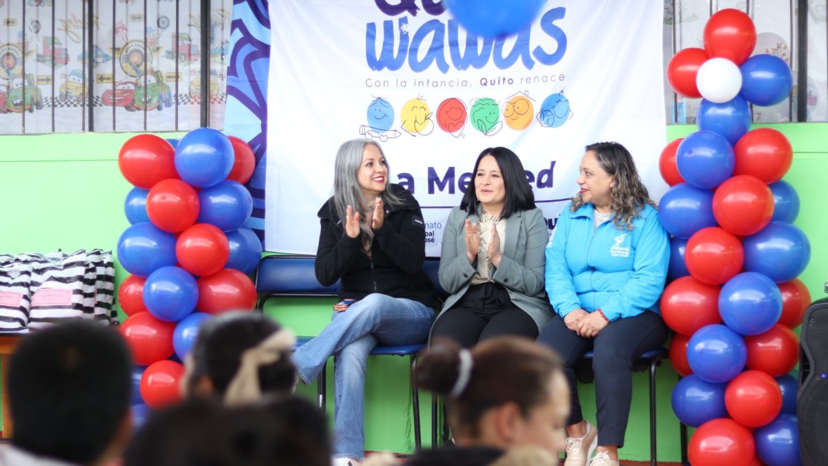 Fernanda Racines, vicealcaldesa de Quito (izq.), en un Quito Wawas. Según el Municipio, estos y otros centros están en riesgo de desaparecer si se aprueba el proyecto de ley. (Foto referencial)