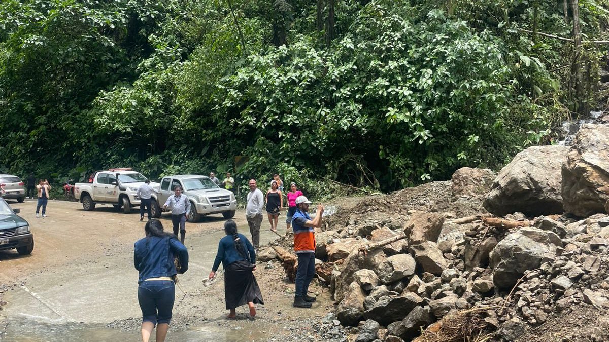 Varios deslizamientos de tierra se han registrado en Azuay en las últimas horas.