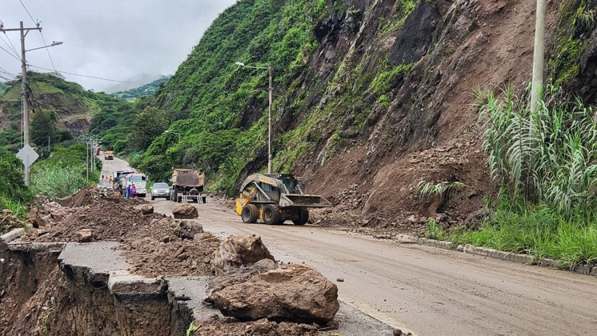 Por la vía Cuenca- Girón- Pasaje no podrán transitar los vehículos pesados de carga debido a la pérdida de carrile en los kilómetros 49 y 50.