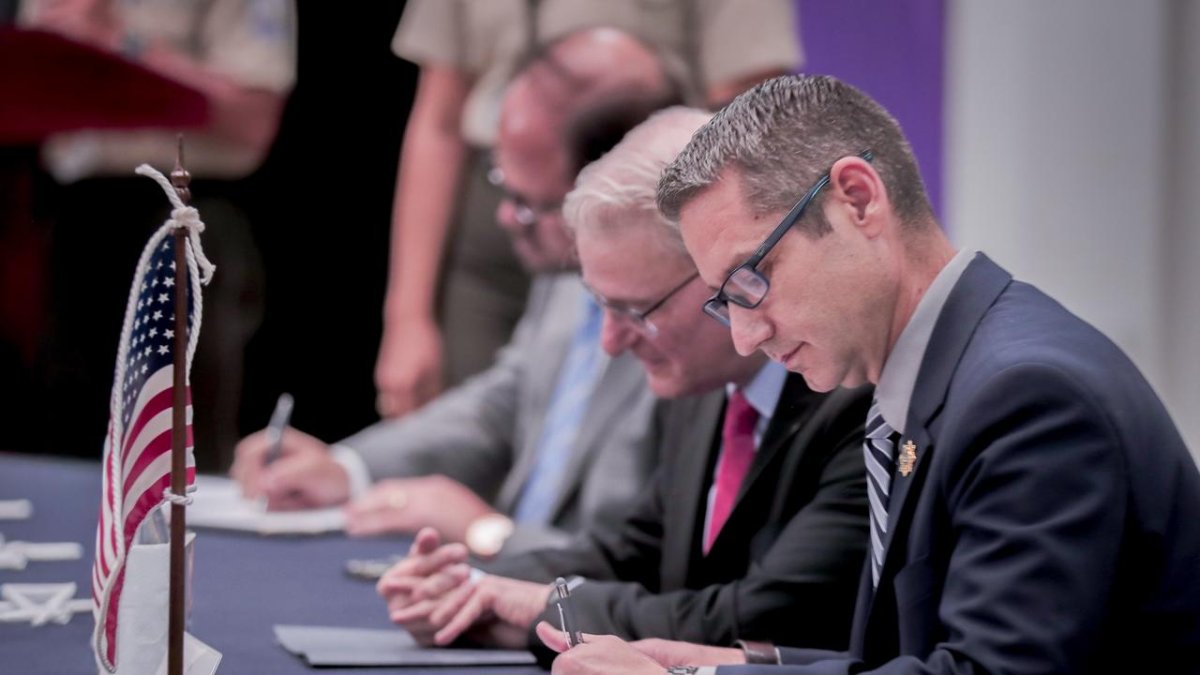 Funcionarios de la Embajada de Estados Unidos firmaron el 11 de marzo de 2026 el memorando de entendimiento para a la FBIapertura de la primera Oficina Federal de Investigación del FBI.