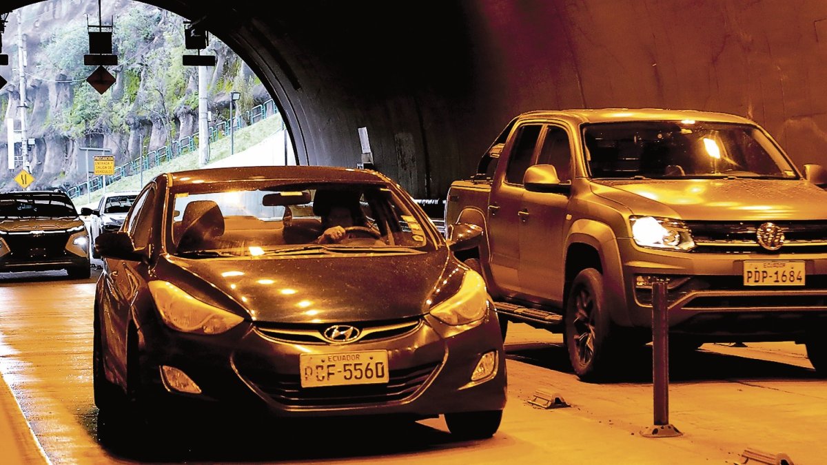 Movilidad. El carril central del túnel, que originalmente estaba destinado para emergencias, fue habilitado para mejorar la fluidez del tránsito en la zona.