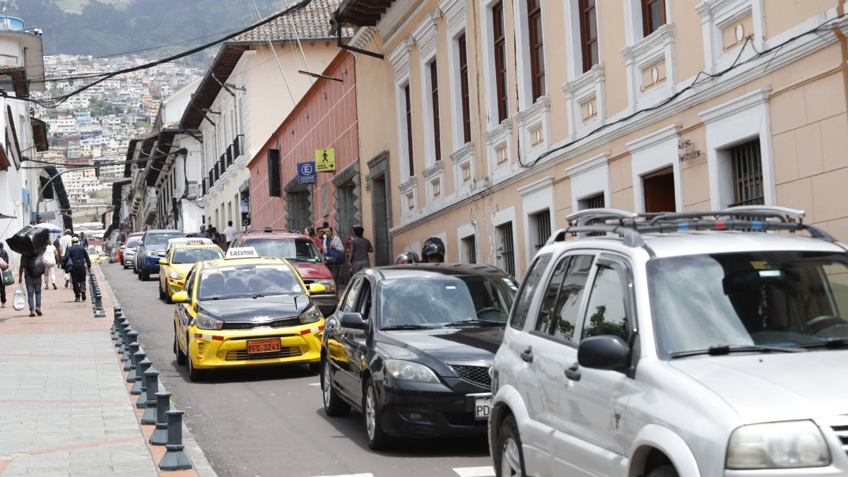 Situación. El centro de Quito figura entre los sitios previstos para pórticos de control, debido al intenso tráfico que se registra a diario.