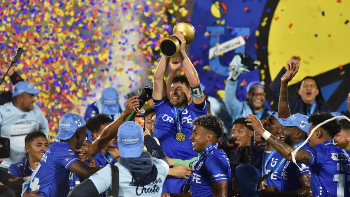 La plantilla completa de la Chatoleí festejó eufórica la consecución de su primer título nacional con la Copa Ecuador 2025, tras vencer a Liga por 3-2.