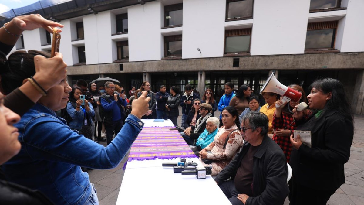 Ciudadanos, artistas y usuarios de servicios municipales se pronunciaron contra la reforma al COOTAD en la Plaza de la Independencia, en Quito.