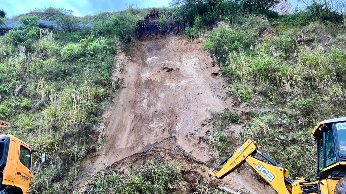 Se retiró aproximadamente 300 metros cúbicos de escombros en la antigua vía a Nayón.