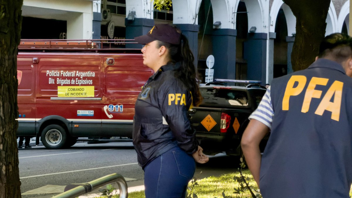 Policía Federal de Argentina custodian tras la explosión de un paquete bomba en la sede de la Escuela Superior de Gendarmería este 20 de febrero de 2026, en Buenos Aires (Argentina).