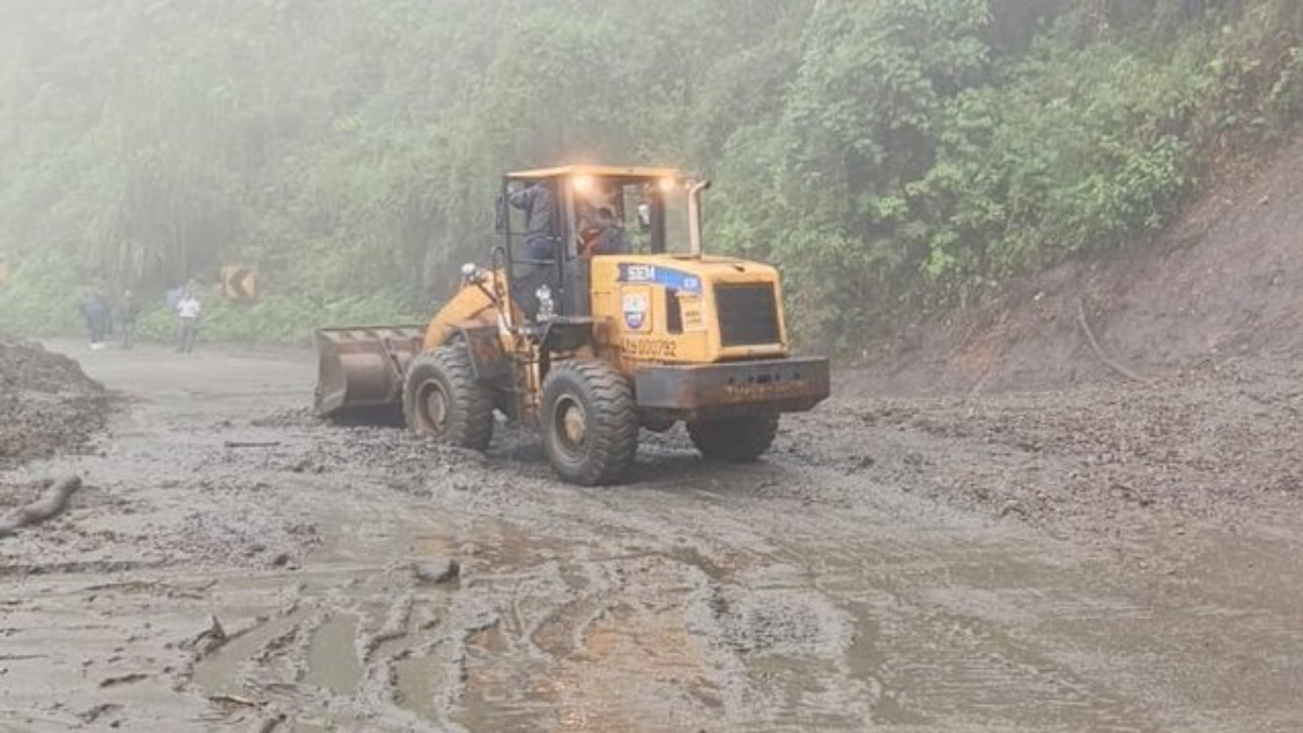 El secretario de Interior de Estados Unidos, Doug Burgum, en reunión con la presidenta encargada de Venezuela, Delcy Rodríguez, este miércoles en Caracas (Venezuela).