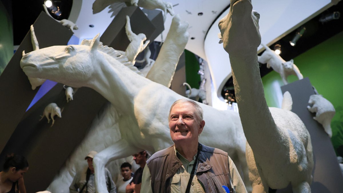 El estadounidense Robert S. Ridgely reacciona durante una visita al Biomuseo en ciudad de Panamá (Panamá).