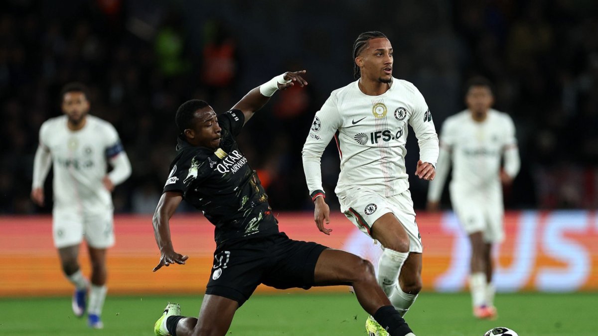 Willian Pacho, defensor del PSG, durante el partido de ida de octavos de final de Champions League ante Chelsea.