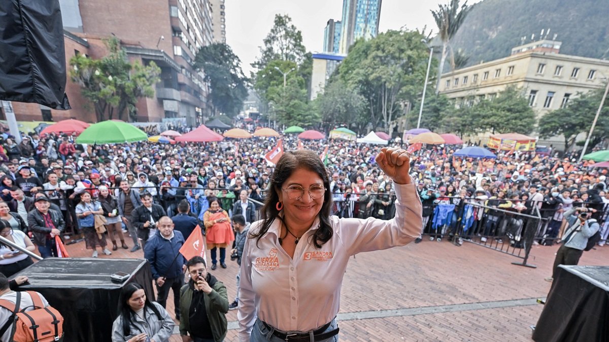 Sandra Ramírez, candidata al Senado por Fuerza Ciudadana y viuda del comandante de las FARC, Manuel Marulanda, alias Tiro Fijo, levanta el puño en un acto de cierre de campaña el 1 de marzo de 2026.