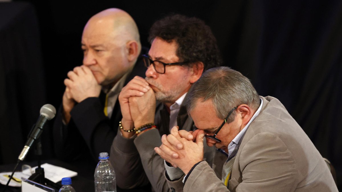 Integrantes del antiguo Secretariado de las FARC Julián Gallo Cubillos (i), Pastor Lisandro Alape Lascarro (c) y Rodrigo Londoño Echeverry, en Bogotá (Colombia).