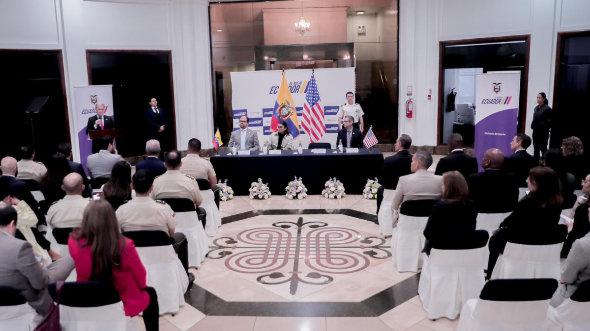 Autoridades de Ecuador y representantes del FBI participan en un encuentro oficial para coordinar el rastreo de rutas de dinero ilícito en el país.