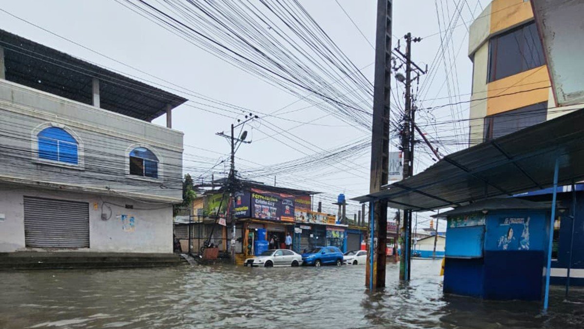 En sectores de Durán, como El Recreo, el agua cubrió las calles. Los peatones debieron movilizarse con el riesgo de algún siniestro.