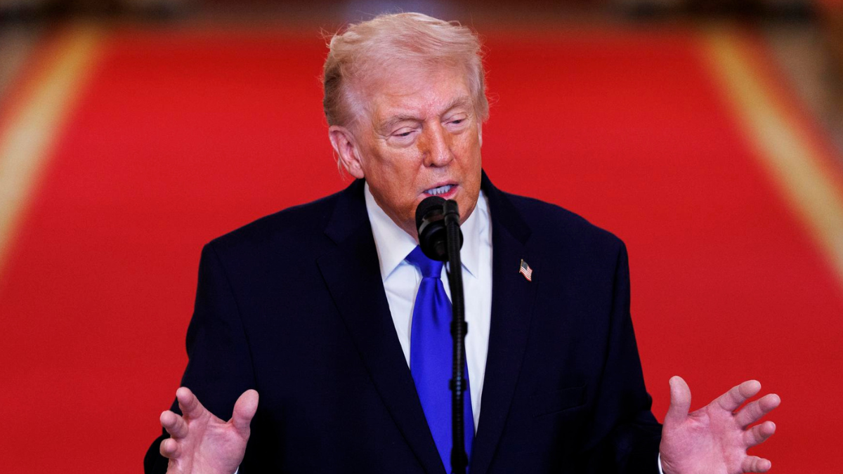Donald Trump durante un discurso oficial, mientras nuevos archivos del FBI lo vinculan al caso Jeffrey Epstein.