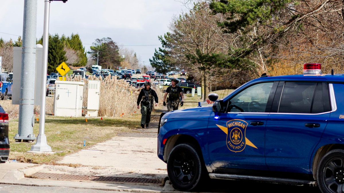 Agentes de la policía de Michigan desplegaron un operativo tras el ataque contra una sinagoga, que terminó con el abatimiento del agresor.