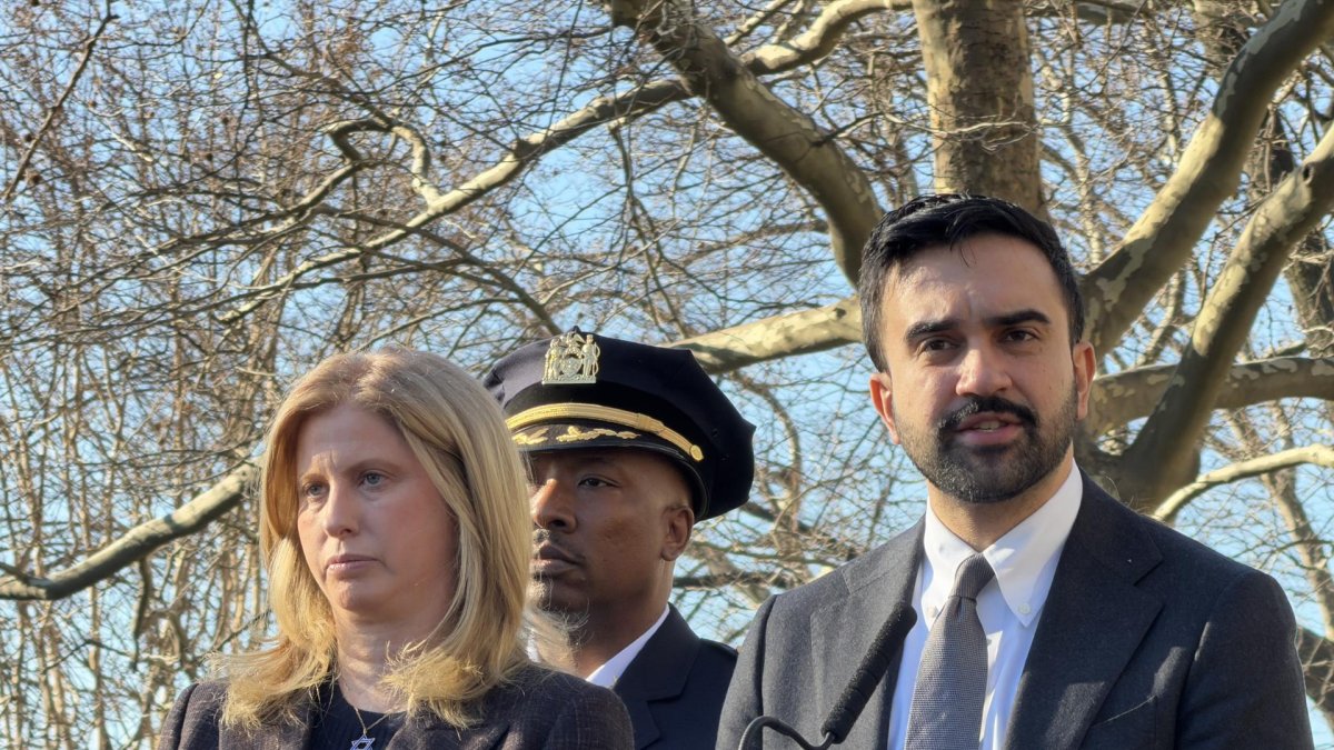 El alcalde de Nueva York, Zohran Mamdani (d), habla junto a la comisionada del Departamento de Policía de (NYPD), Jessica S. Tischwith.
