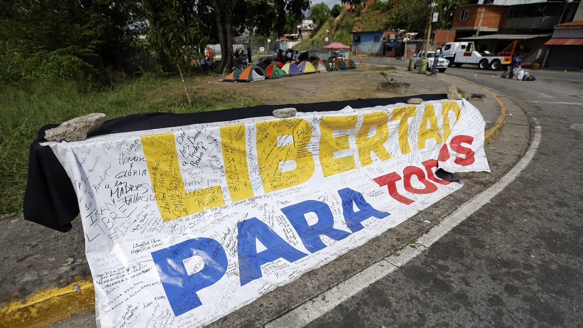 Una pancarta con la leyenda 
