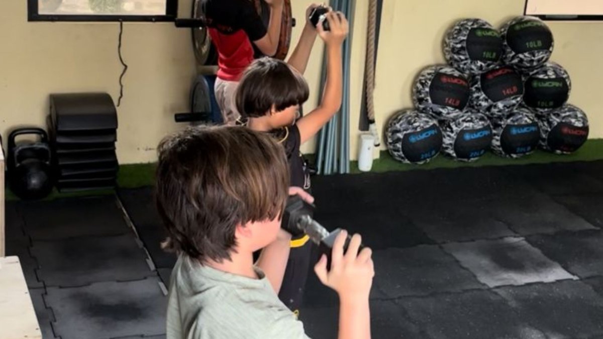 Actividad física en niños previene sedentarismo y fomenta desarrollo integral.