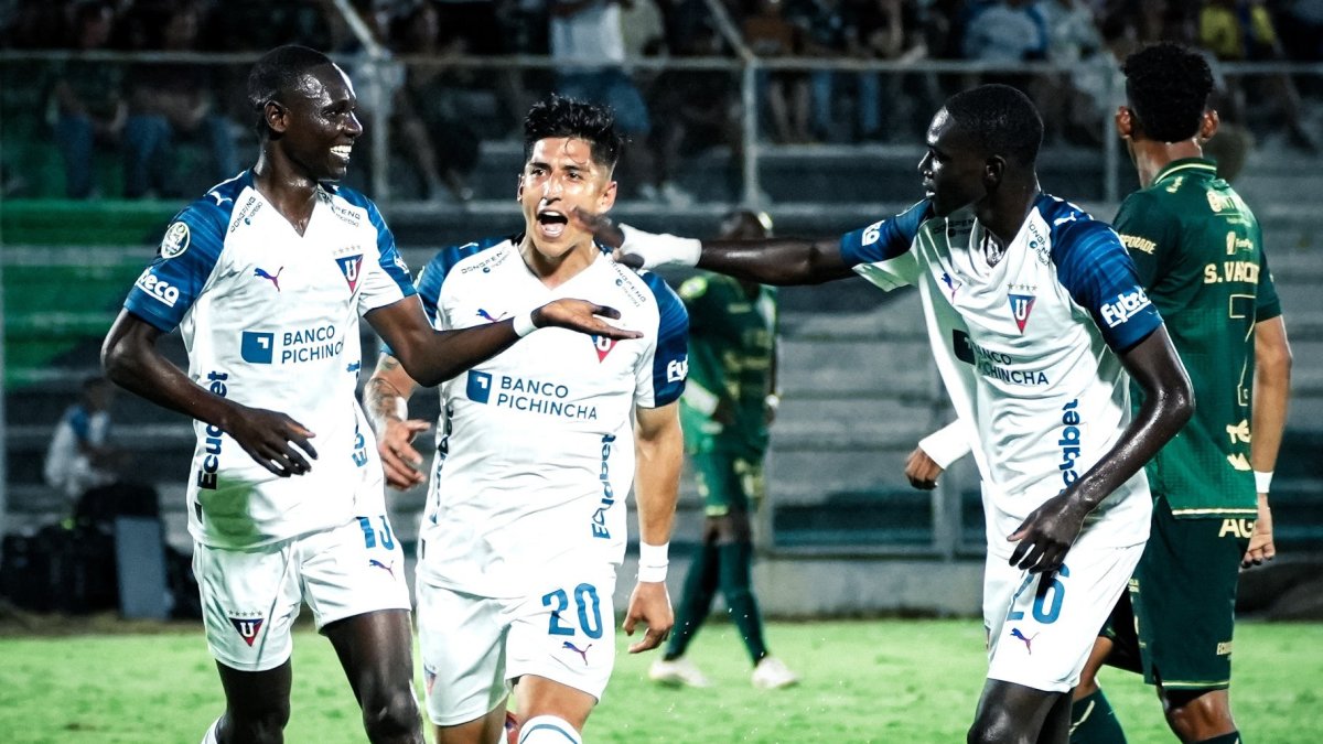 Janner Corozo (izq.) anotó ante Orense el primer gol de la LigaPro 2026.