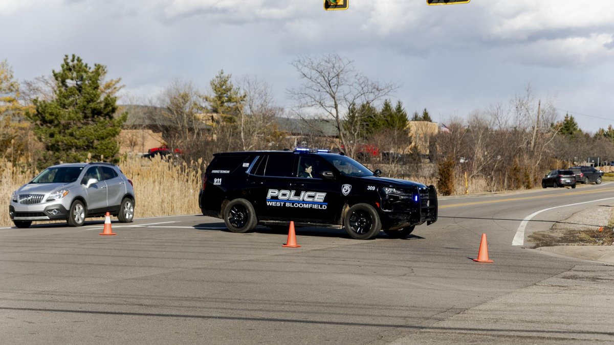 Un carro de Policía después de que un hombre armado con un fusil embistiera un vehículo contra la sinagoga Temple Israel de West Bloomfield, cerca de Detroit ( EE.UU.).